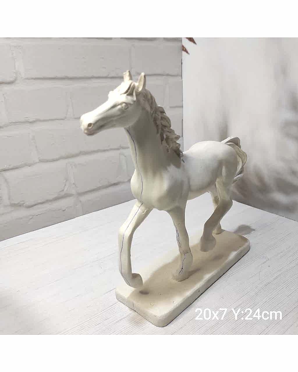 YY1463 Asaletin ve Gücün Simgesi: Kaideli Yürüyen At Biblo Silikon Kalıp!